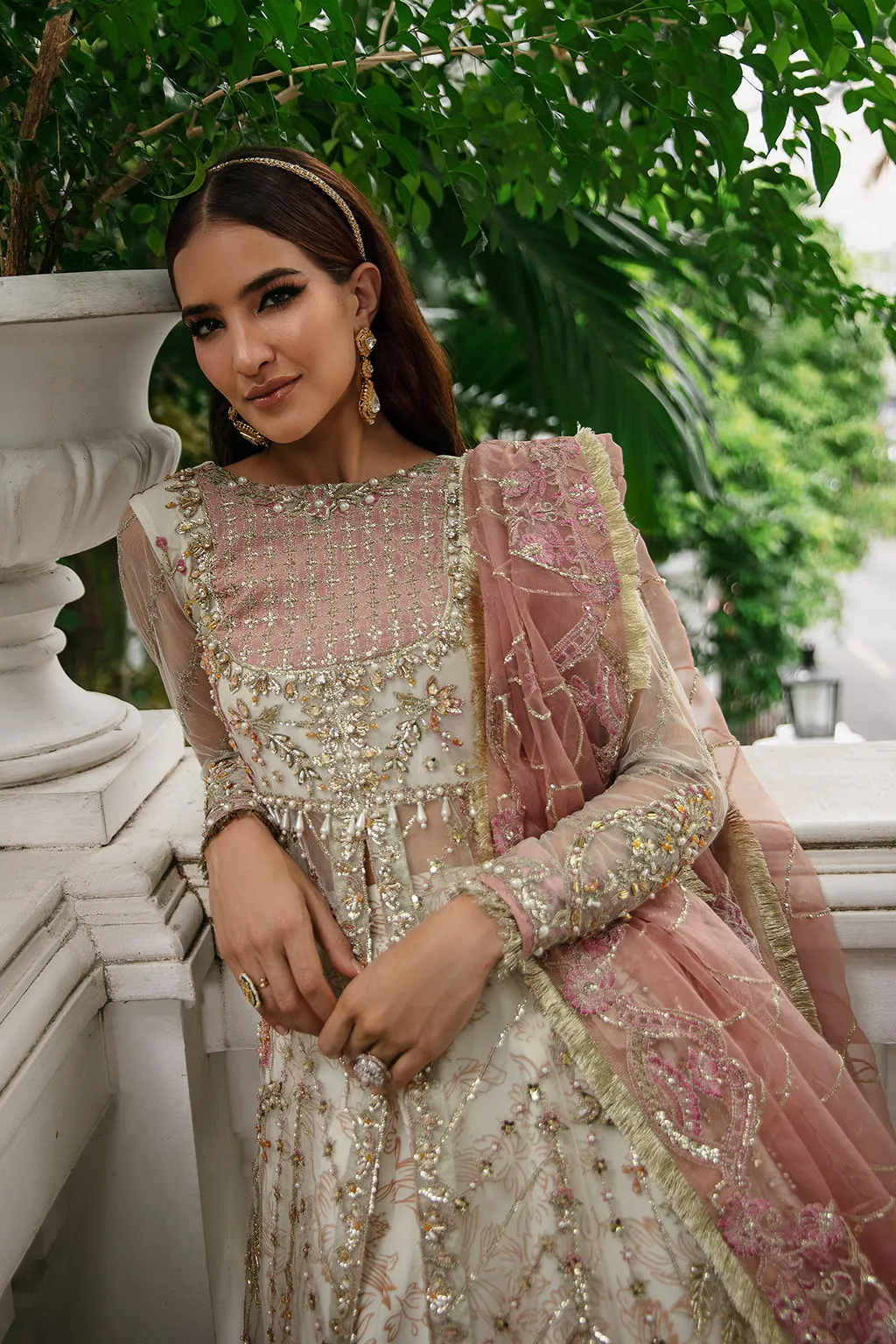 Elegant Off White Embroidered Pakistani Wedding Dress Gown Pishwas