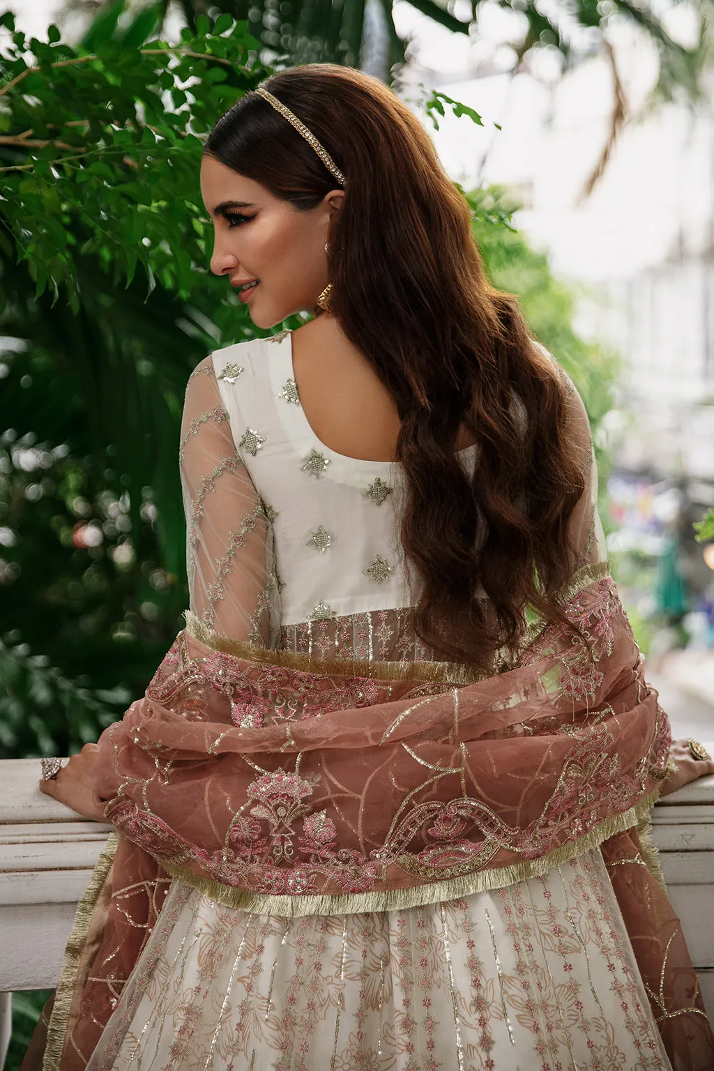 Elegant Off White Embroidered Pakistani Wedding Dress Gown Pishwas