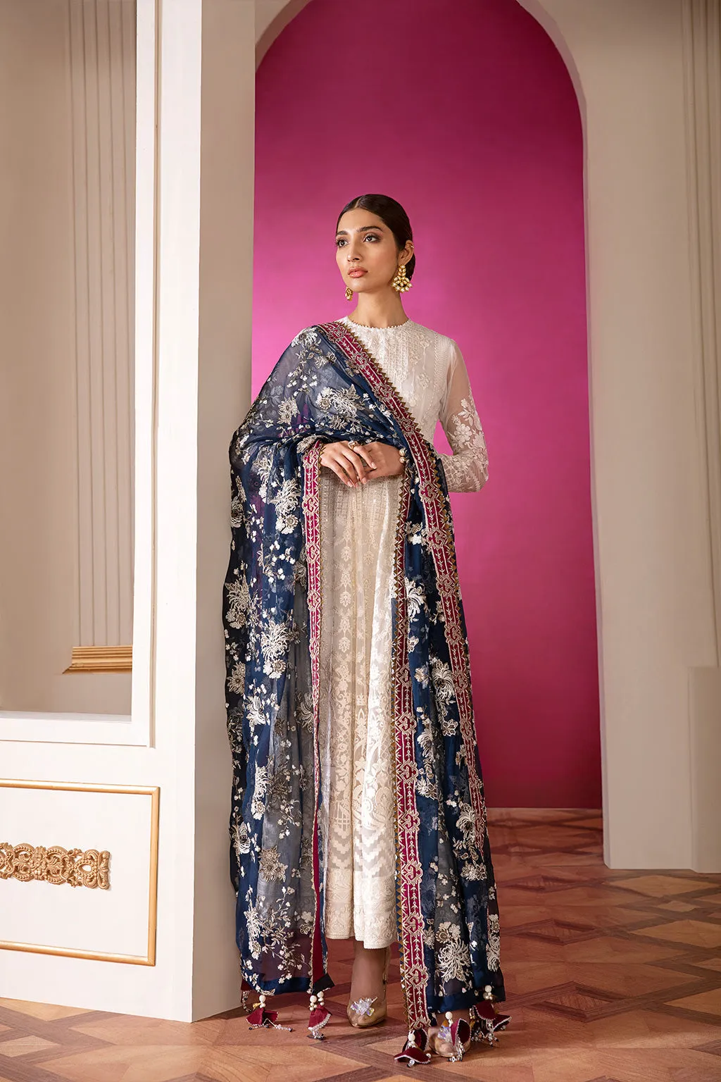 Heavily Embellished Floral White Pakistani Salwar Kameez Party Wear