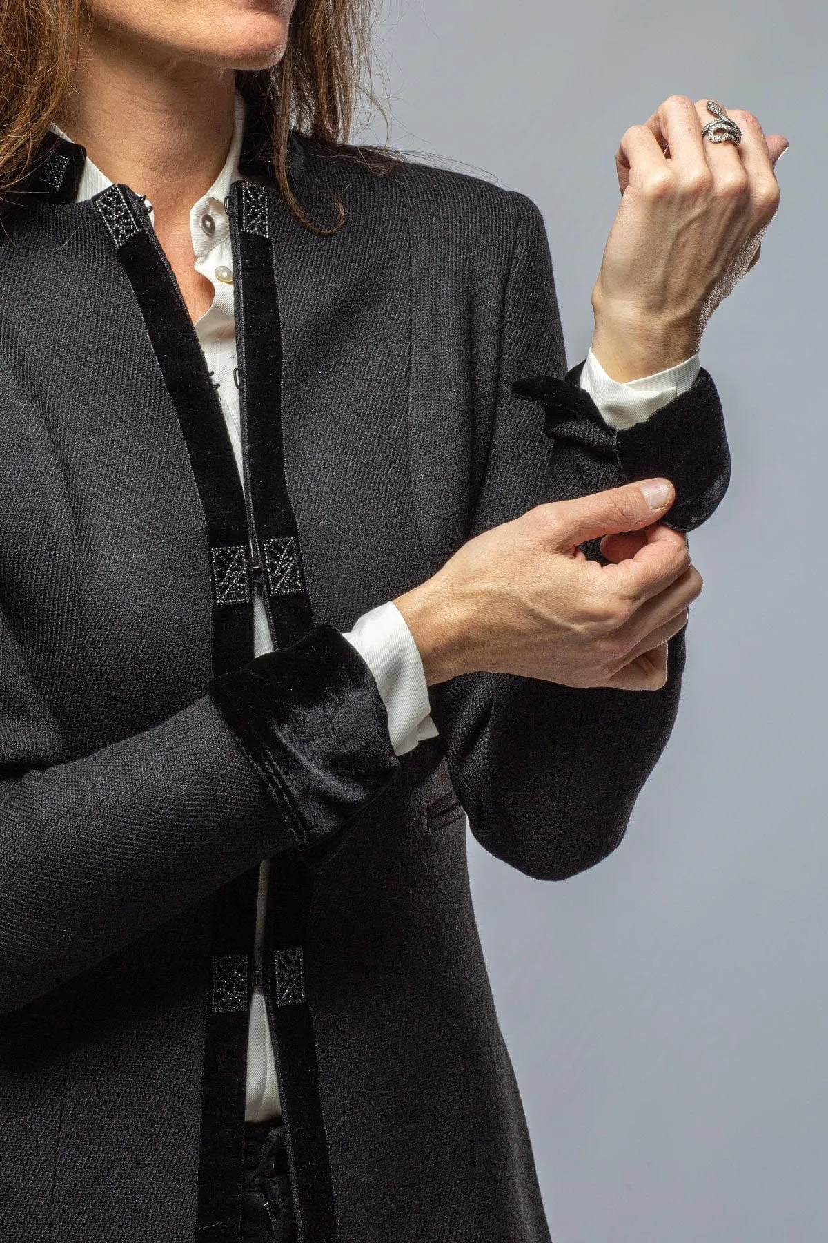 Medallion Short Coat In Black Jerez