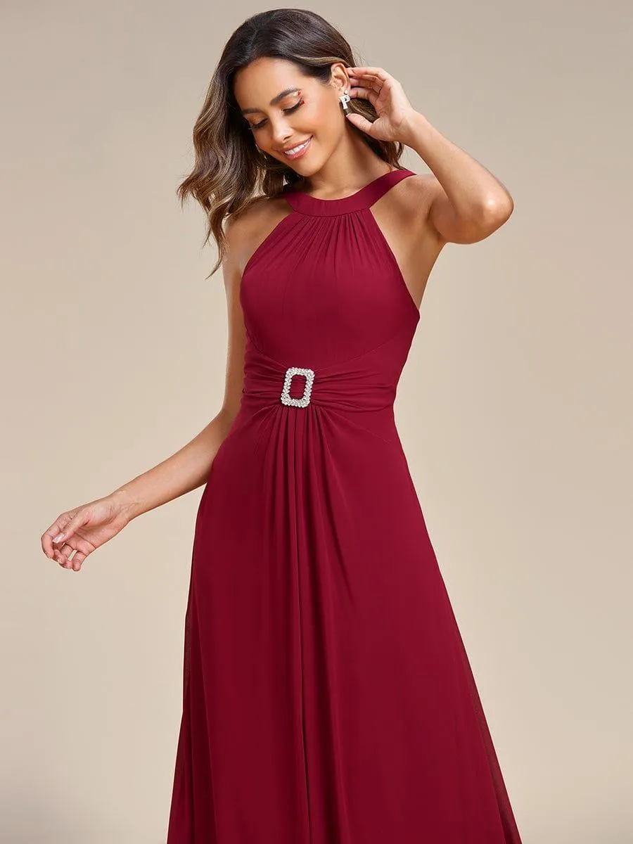 Robe longue en mousseline à col licou et taille avec diamants brillants