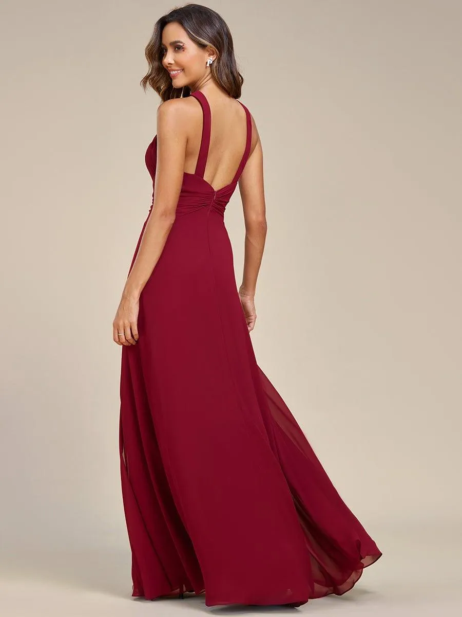 Robe longue en mousseline à col licou et taille avec diamants brillants